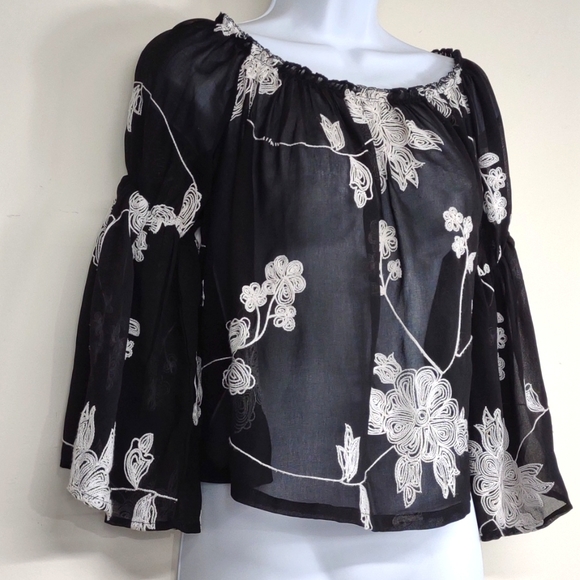 Women's Breeze Ever Medium Black with white Embroidered Flowers Cropped Blouse - Picture 4 of 9